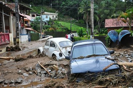 Những chiếc xe hơi nằm giữa bùn tại thị trấn Teresopolis, bang Rio de Raneiro, Brazil hôm 12/1. 
